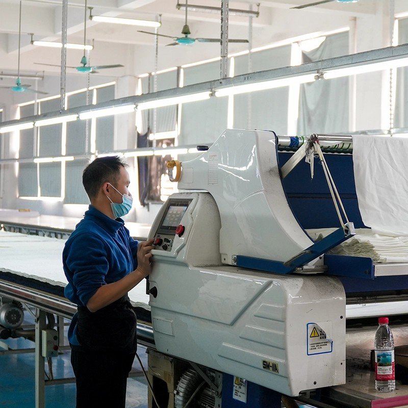 automatic-fabric-cutting-machine-apparel-factory