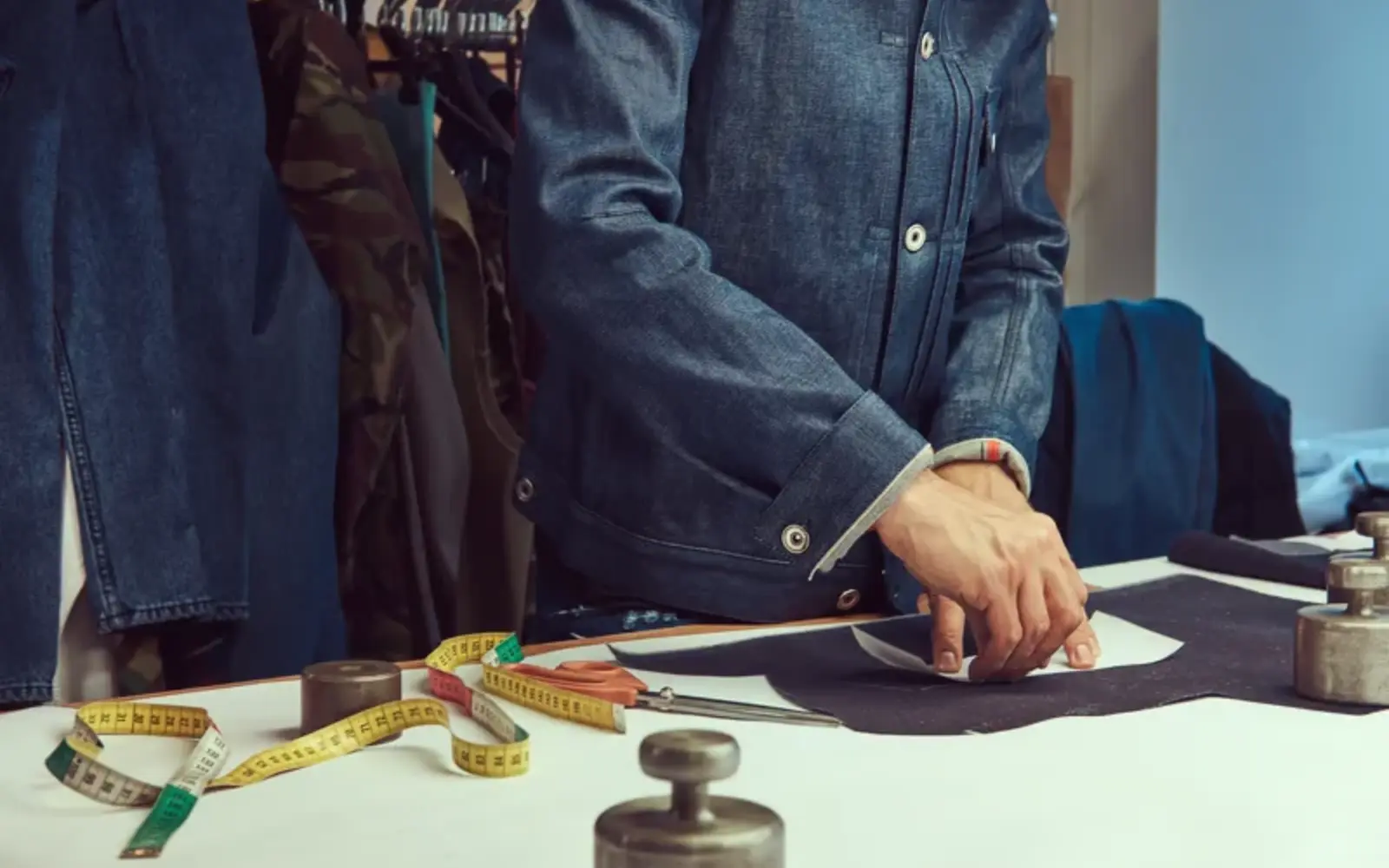 Jacket sourcing checklist with fabric swatches, trims, sample, and delivery notes- streetwear jacket manufacturer